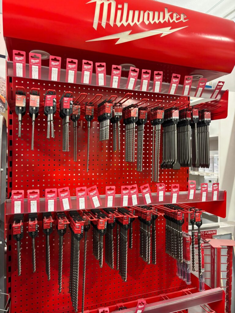 Interno del negozio con esposizione prodotti Milwaukee