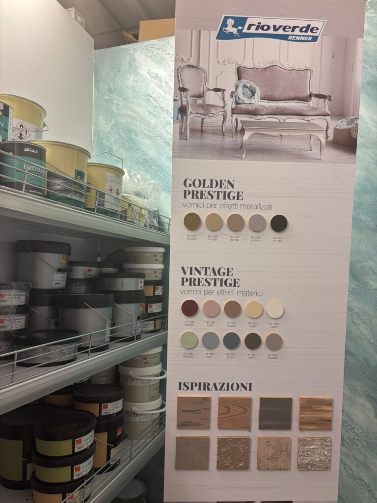 Interno del negozio con esposizione prodotti Renner rioverde