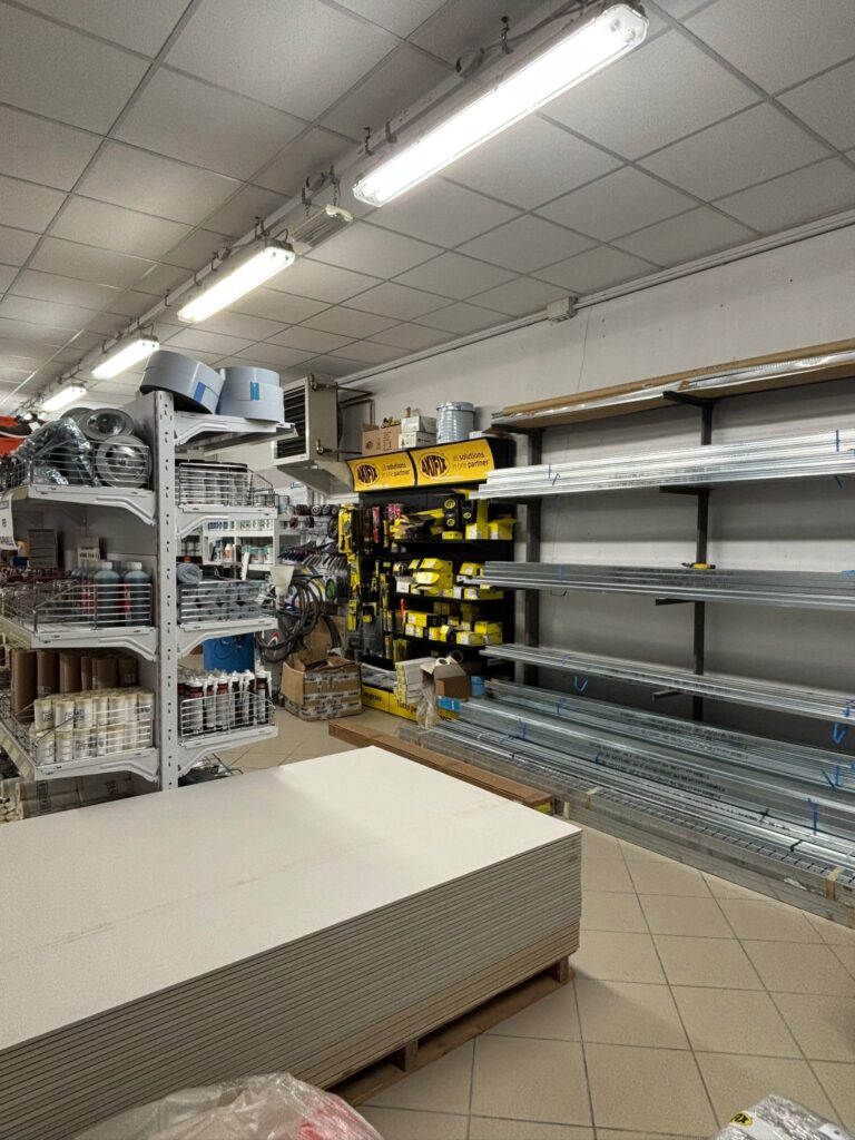 Interno del negozio con esposizione prodotti per Cartongesso